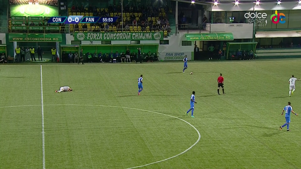 FOTO Sperietură în tabăra Concordiei în timpul meciului cu Pandurii » Un jucător nu s-a mai putut ridica de pe gazon