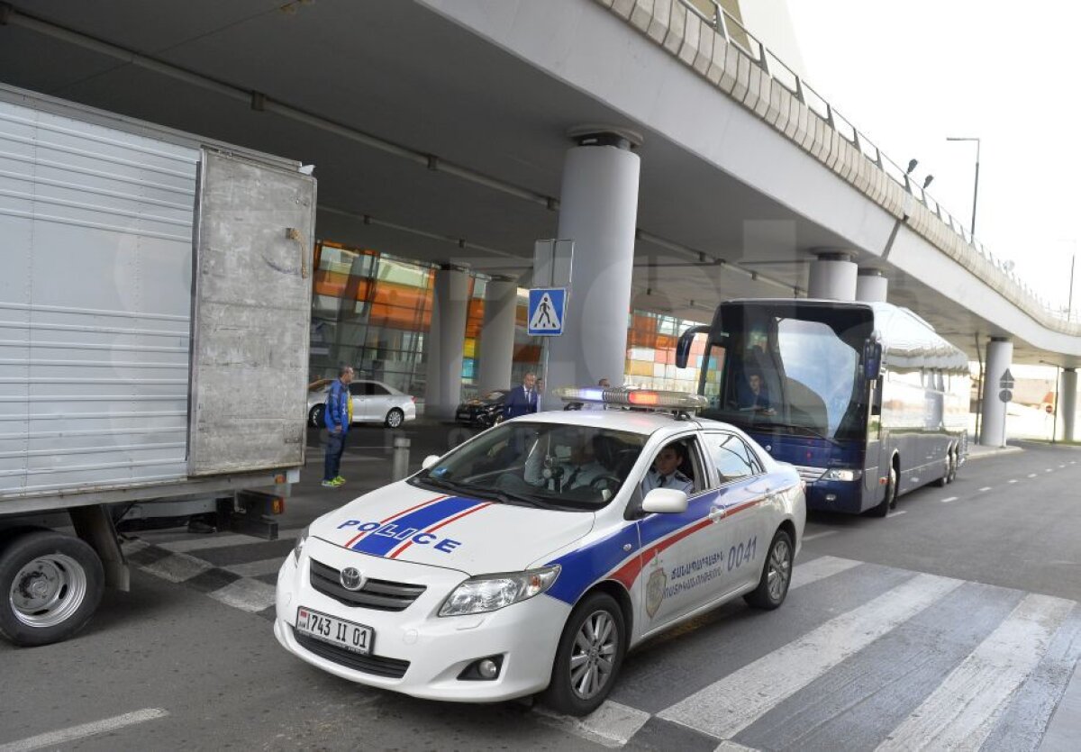 GALERIE FOTO Naționala României a ajuns în Armenia! Invitat surpriză în delegația "tricolorilor"