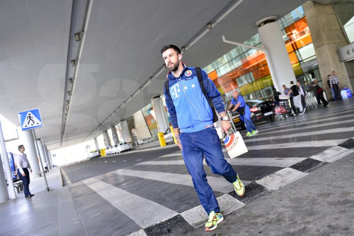 GALERIE FOTO Naționala României a ajuns în Armenia! Invitat surpriză în delegația "tricolorilor"