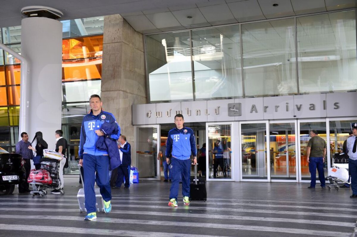 GALERIE FOTO Naționala României a ajuns în Armenia! Invitat surpriză în delegația "tricolorilor"