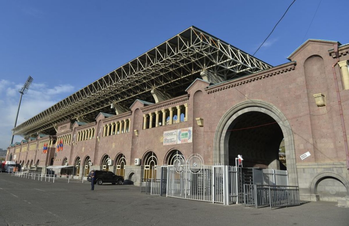 FOTO O lume dispărută din România » Cum i-a întâmpinat Armenia pe tricolori: stadion vechi, pe jumătate şantier