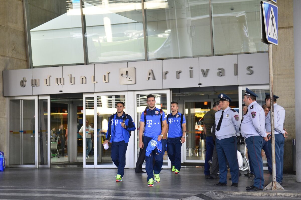 FOTO O lume dispărută din România » Cum i-a întâmpinat Armenia pe tricolori: stadion vechi, pe jumătate şantier