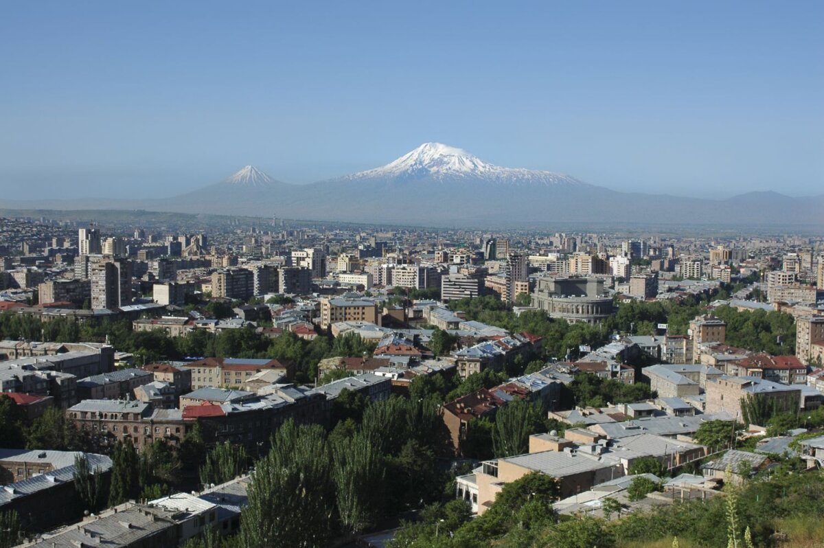 FOTO O lume dispărută din România » Cum i-a întâmpinat Armenia pe tricolori: stadion vechi, pe jumătate şantier