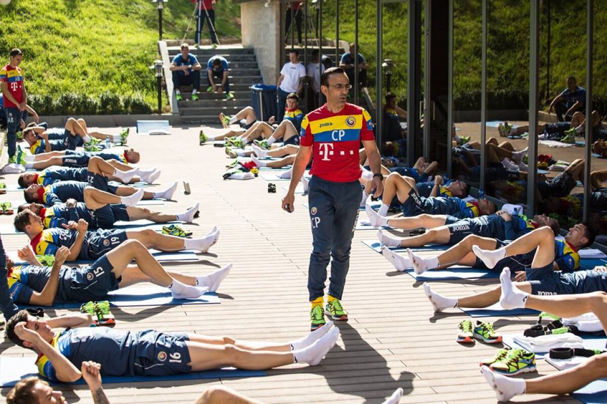 GALERIE FOTO Antrenament inedit pentru ”tricolori” » Daum și-a pus jucătorii să facă exerciții de stretching în fața hotelului