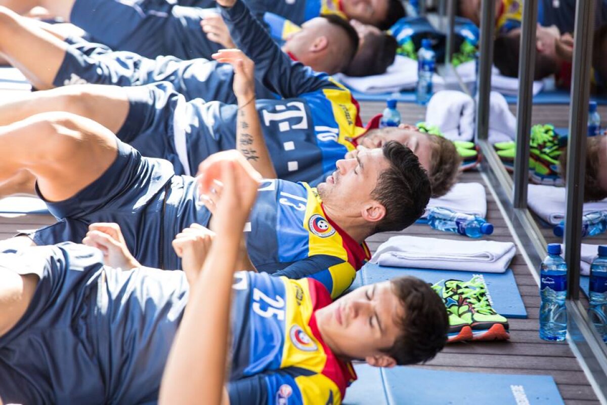 GALERIE FOTO Antrenament inedit pentru ”tricolori” » Daum și-a pus jucătorii să facă exerciții de stretching în fața hotelului