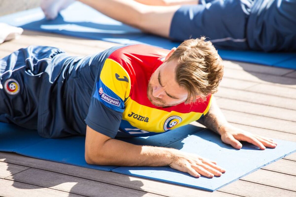 GALERIE FOTO Antrenament inedit pentru ”tricolori” » Daum și-a pus jucătorii să facă exerciții de stretching în fața hotelului