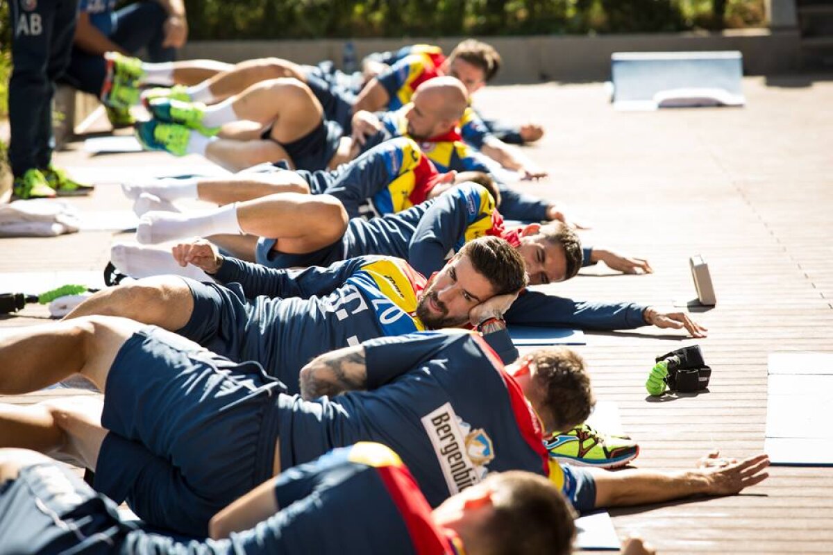 GALERIE FOTO Antrenament inedit pentru ”tricolori” » Daum și-a pus jucătorii să facă exerciții de stretching în fața hotelului