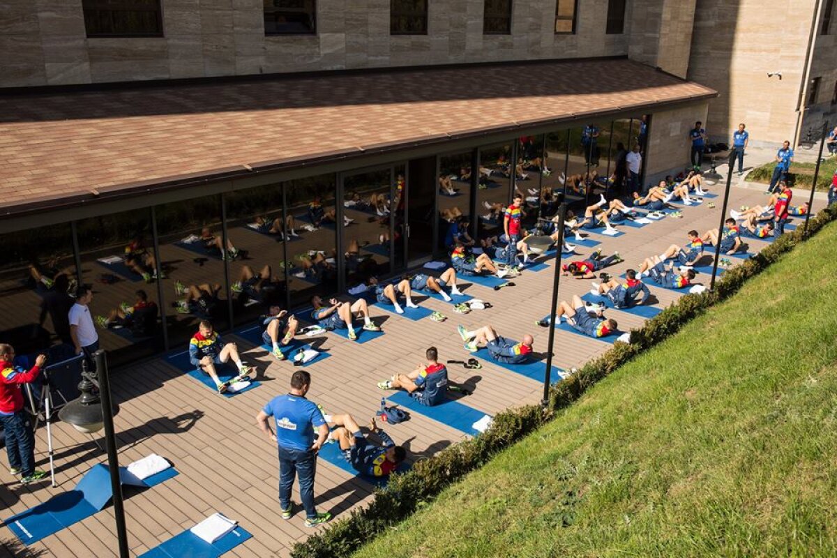 GALERIE FOTO Antrenament inedit pentru ”tricolori” » Daum și-a pus jucătorii să facă exerciții de stretching în fața hotelului