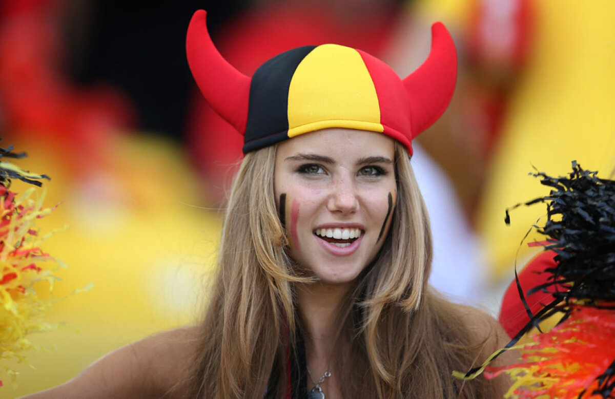 FOTO Se distrează la mare! Cea mai sexy susținătoare a Belgiei a uitat de meciuri