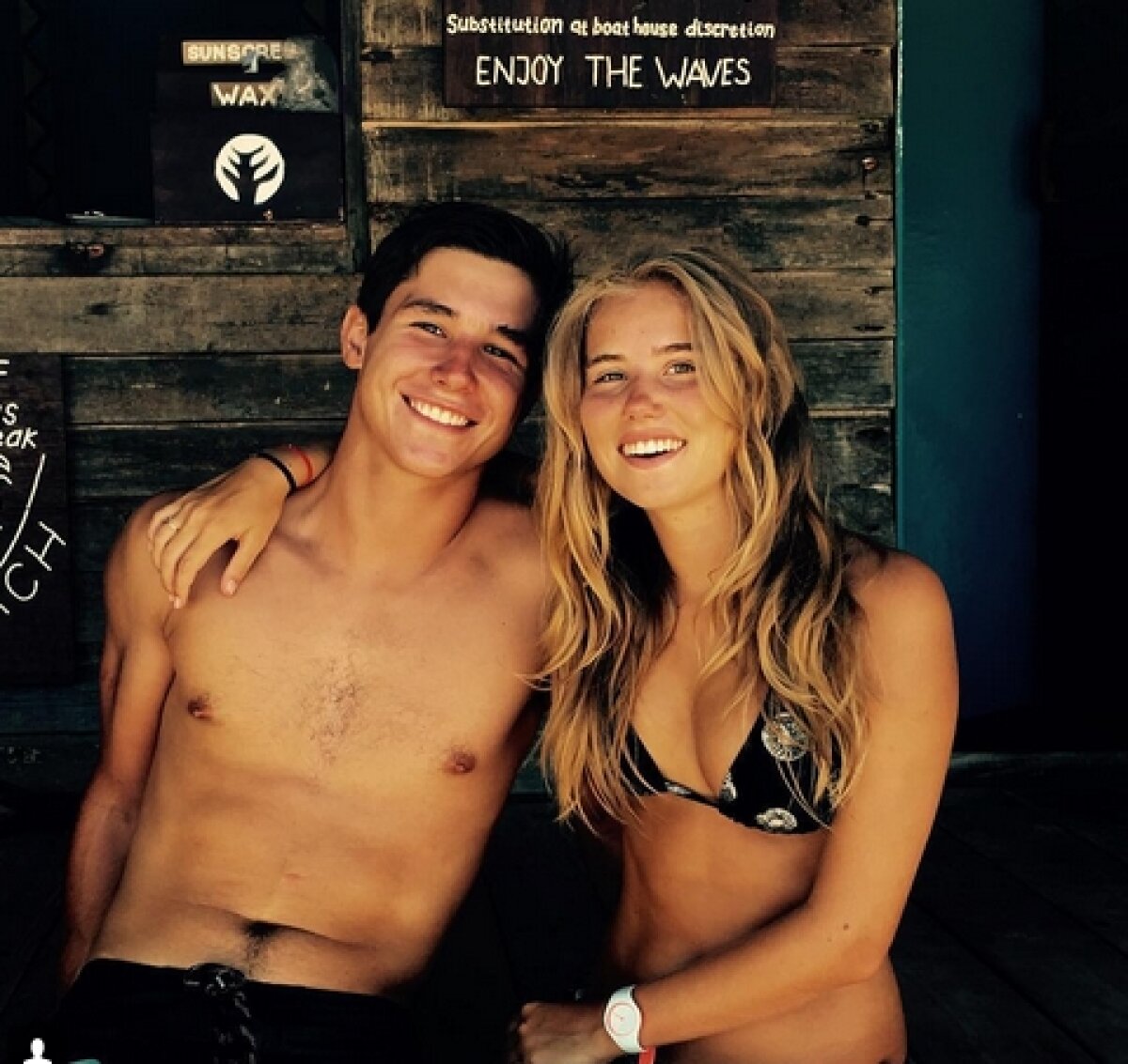 FOTO Se distrează la mare! Cea mai sexy susținătoare a Belgiei a uitat de meciuri