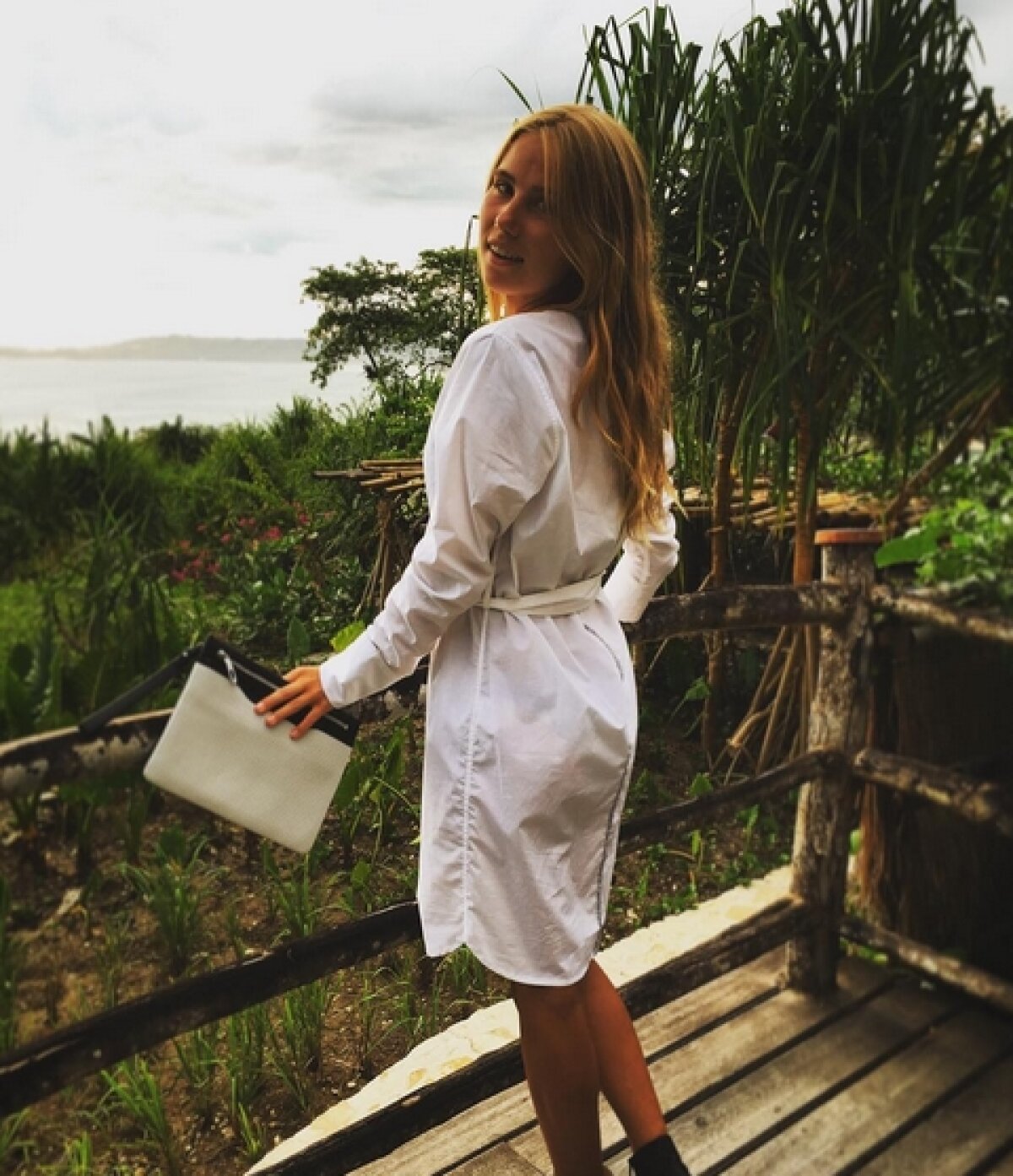 FOTO Se distrează la mare! Cea mai sexy susținătoare a Belgiei a uitat de meciuri