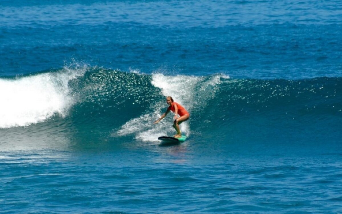 FOTO Se distrează la mare! Cea mai sexy susținătoare a Belgiei a uitat de meciuri