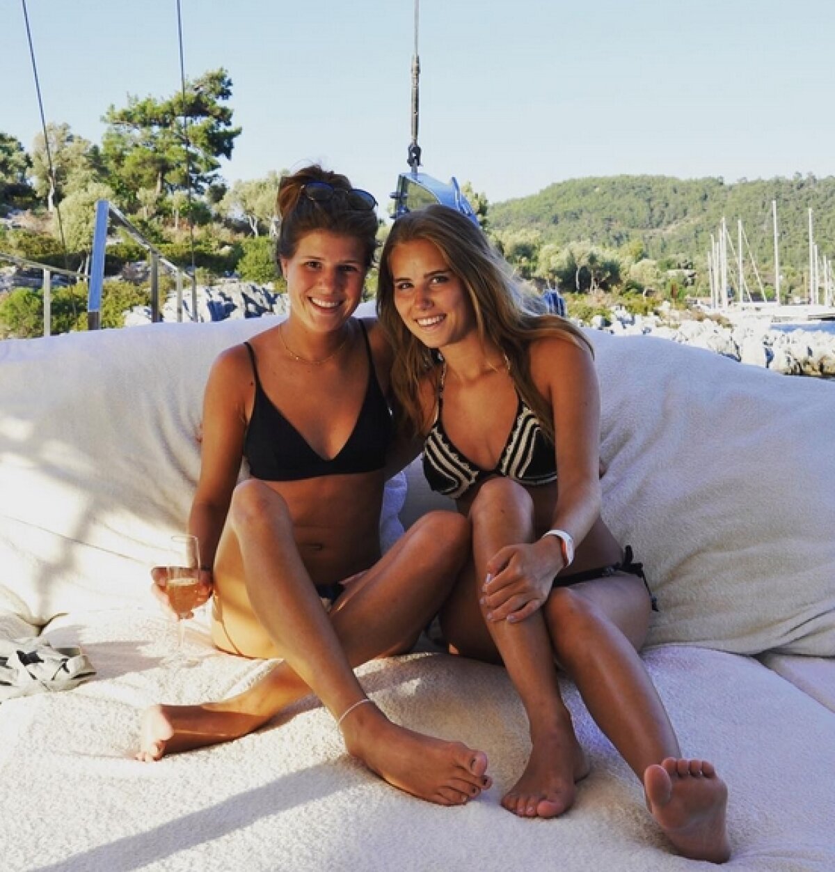 FOTO Se distrează la mare! Cea mai sexy susținătoare a Belgiei a uitat de meciuri