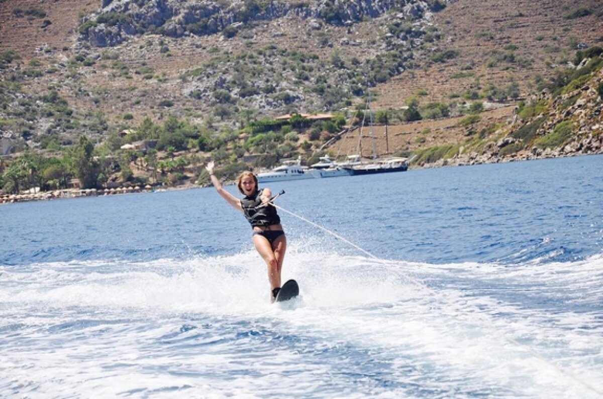 FOTO Se distrează la mare! Cea mai sexy susținătoare a Belgiei a uitat de meciuri