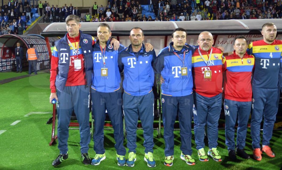 GALERIE FOTO Detaliu ciudat în poza de la imn » Fotoreporterul GSP a surprins ce făcea Daum