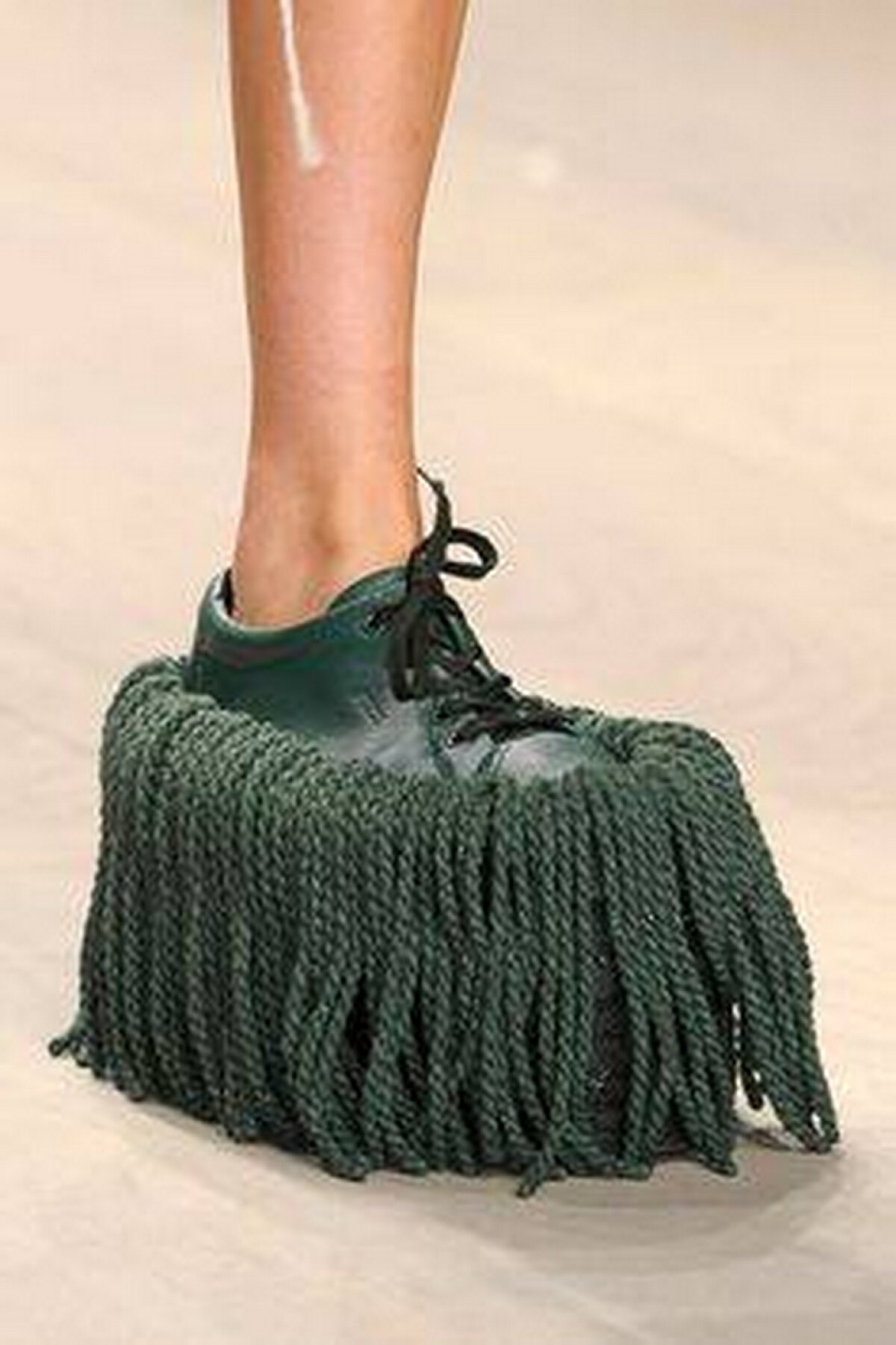 GALERIE FOTO » Cei mai ciudaţi 50 de pantofi din lume