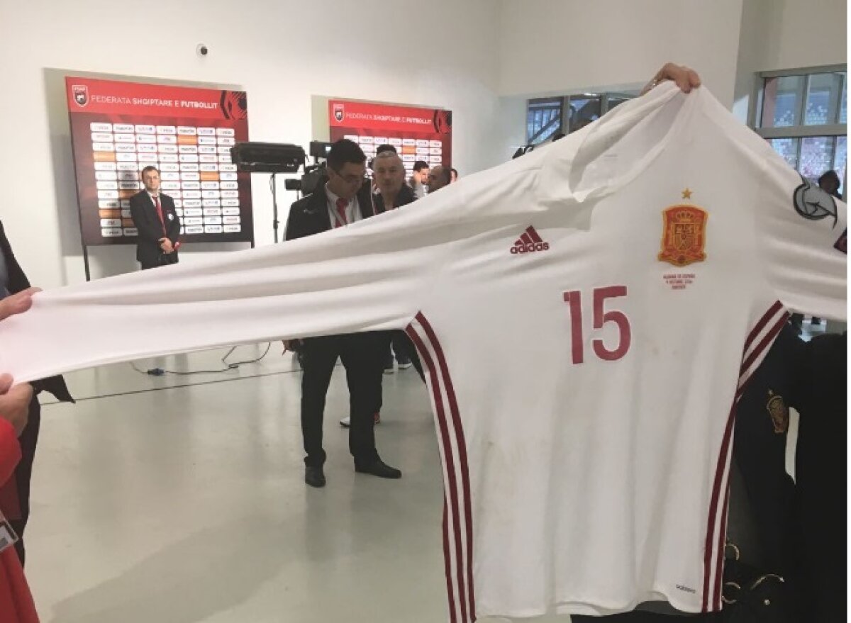 FOTO Pique, în centrul unui scandal la meciul Spaniei » Și-a tăiat tricoul, iar fanii l-au acuzat că a tăiat stema țării