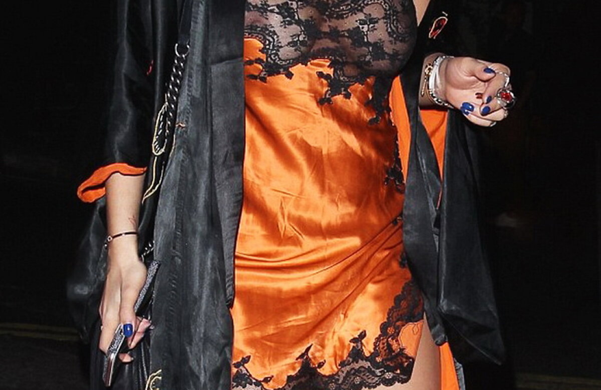 Rita Ora, cu sânii la vedere într-o rochie mult prea sexy