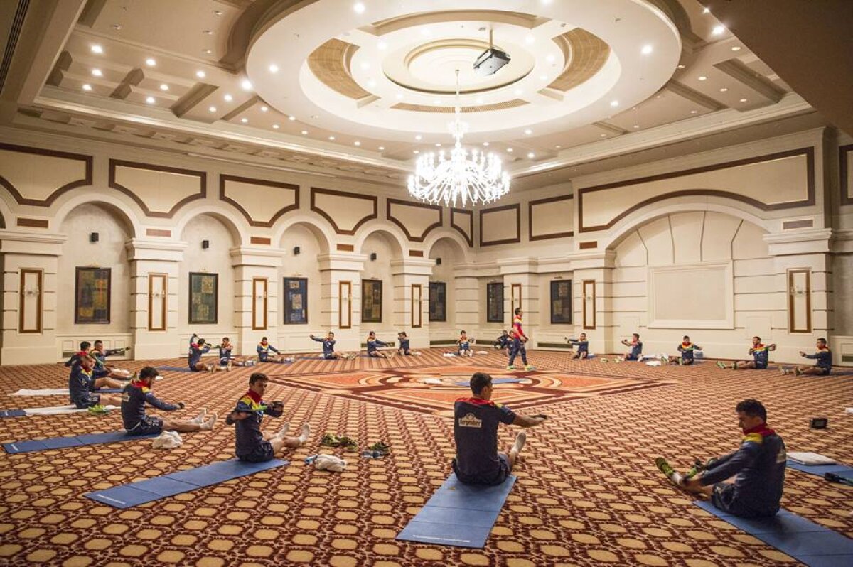 GALERIE FOTO Antrenament inedit pentru jucătorii României! "Tricolorii" au făcut stretching la hotel