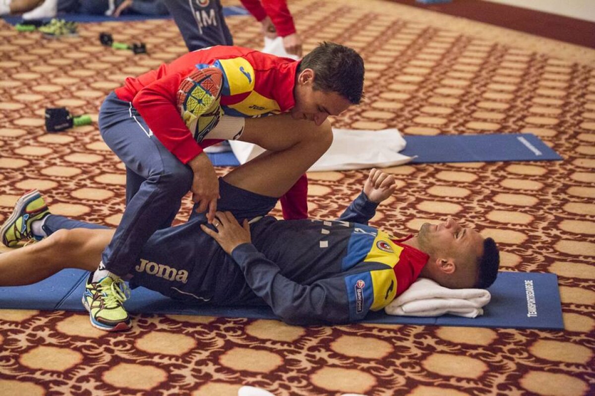 GALERIE FOTO Antrenament inedit pentru jucătorii României! "Tricolorii" au făcut stretching la hotel