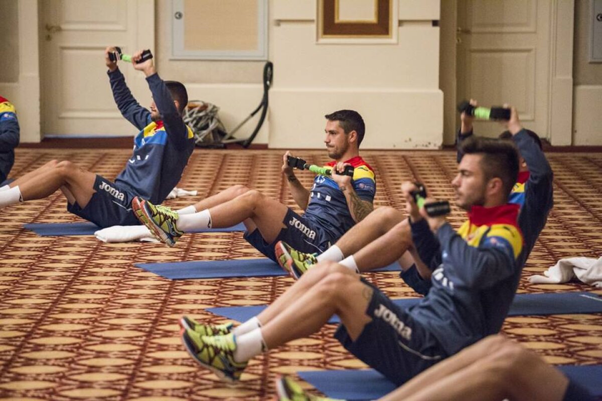 GALERIE FOTO Antrenament inedit pentru jucătorii României! "Tricolorii" au făcut stretching la hotel