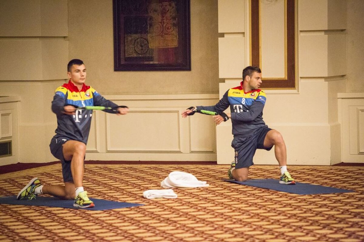GALERIE FOTO Antrenament inedit pentru jucătorii României! "Tricolorii" au făcut stretching la hotel