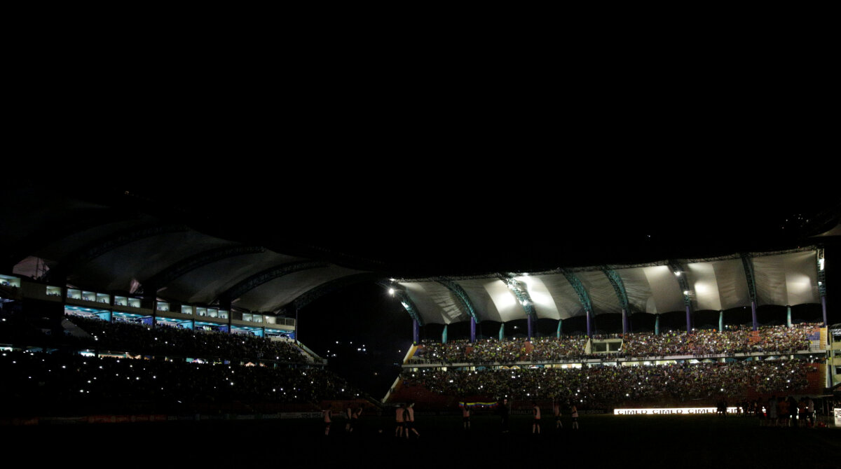 VIDEO + FOTO Victorie lejeră a Braziliei în calificările pentru CM 2018! Meciul a fost întrerupt după ce a căzut nocturna 