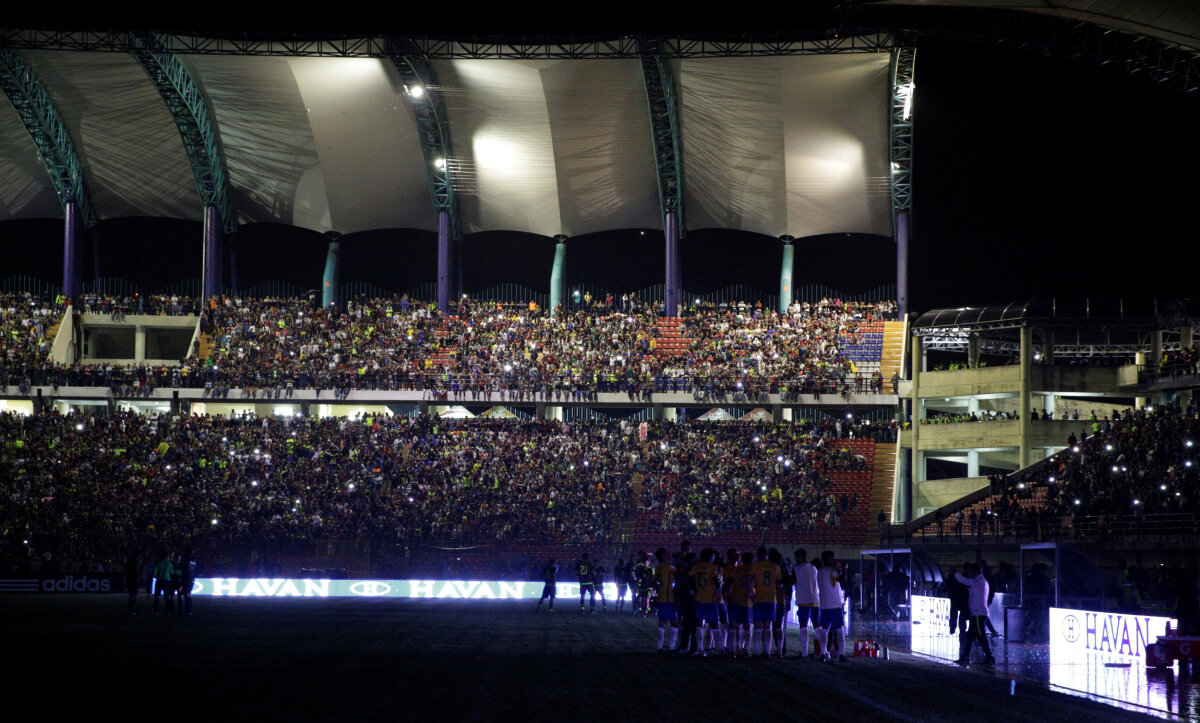 VIDEO + FOTO Victorie lejeră a Braziliei în calificările pentru CM 2018! Meciul a fost întrerupt după ce a căzut nocturna 