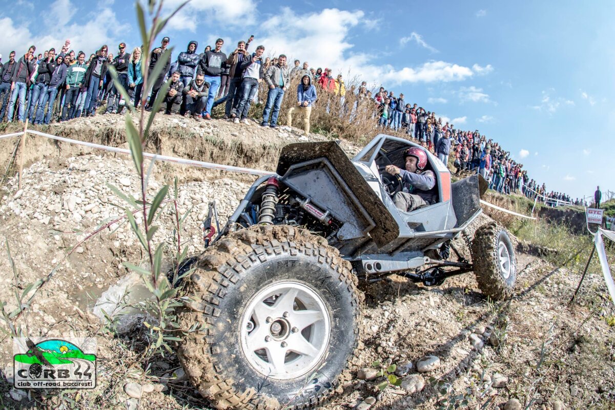 FOTO Spectacol extrem lângă Târgoviște » Monștrii pe patru roți s-au întrecut în Campionatul Național de Off Road