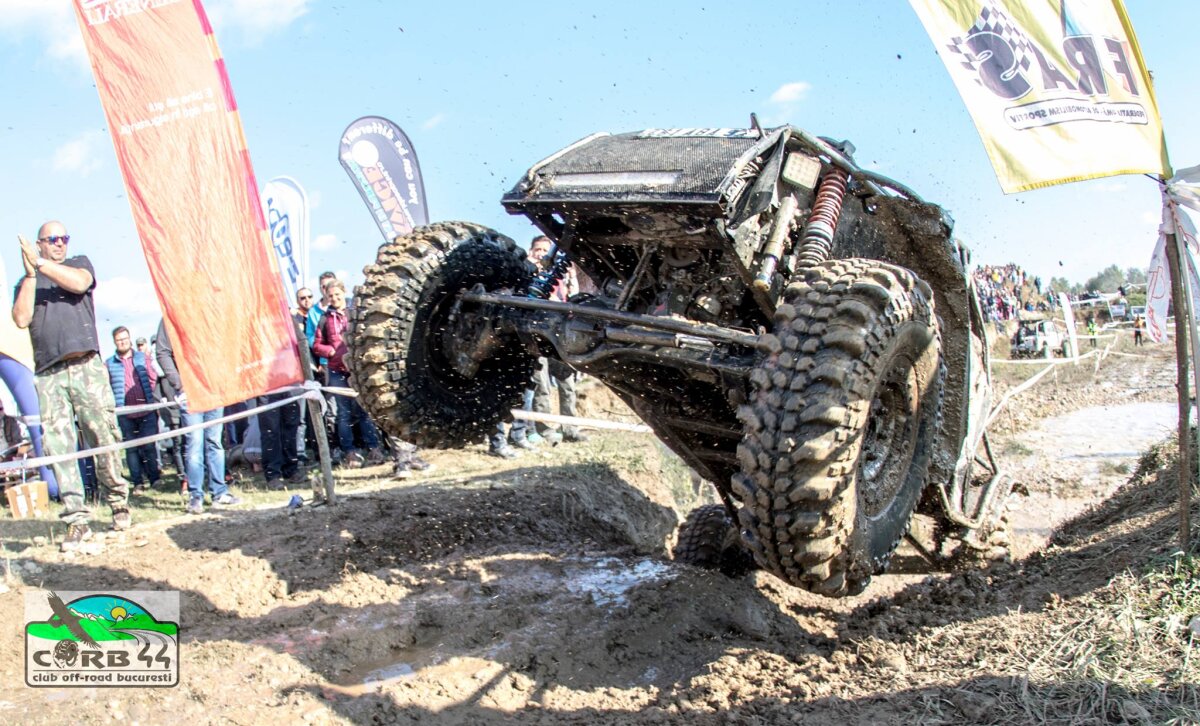 FOTO Spectacol extrem lângă Târgoviște » Monștrii pe patru roți s-au întrecut în Campionatul Național de Off Road