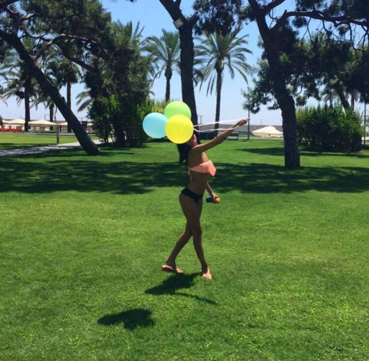 GALERIE FOTO Încă o bombă sexy la Steaua? Jucătorul dorit de Becali are o relație cu o brunetă superbă 