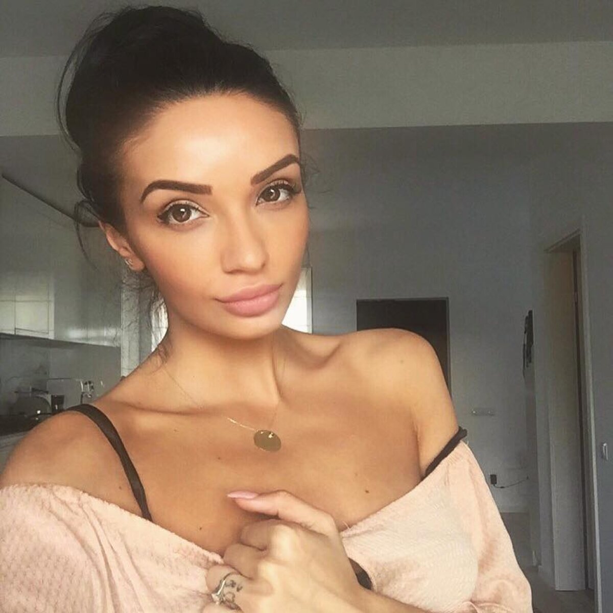 GALERIE FOTO Încă o bombă sexy la Steaua? Jucătorul dorit de Becali are o relație cu o brunetă superbă 