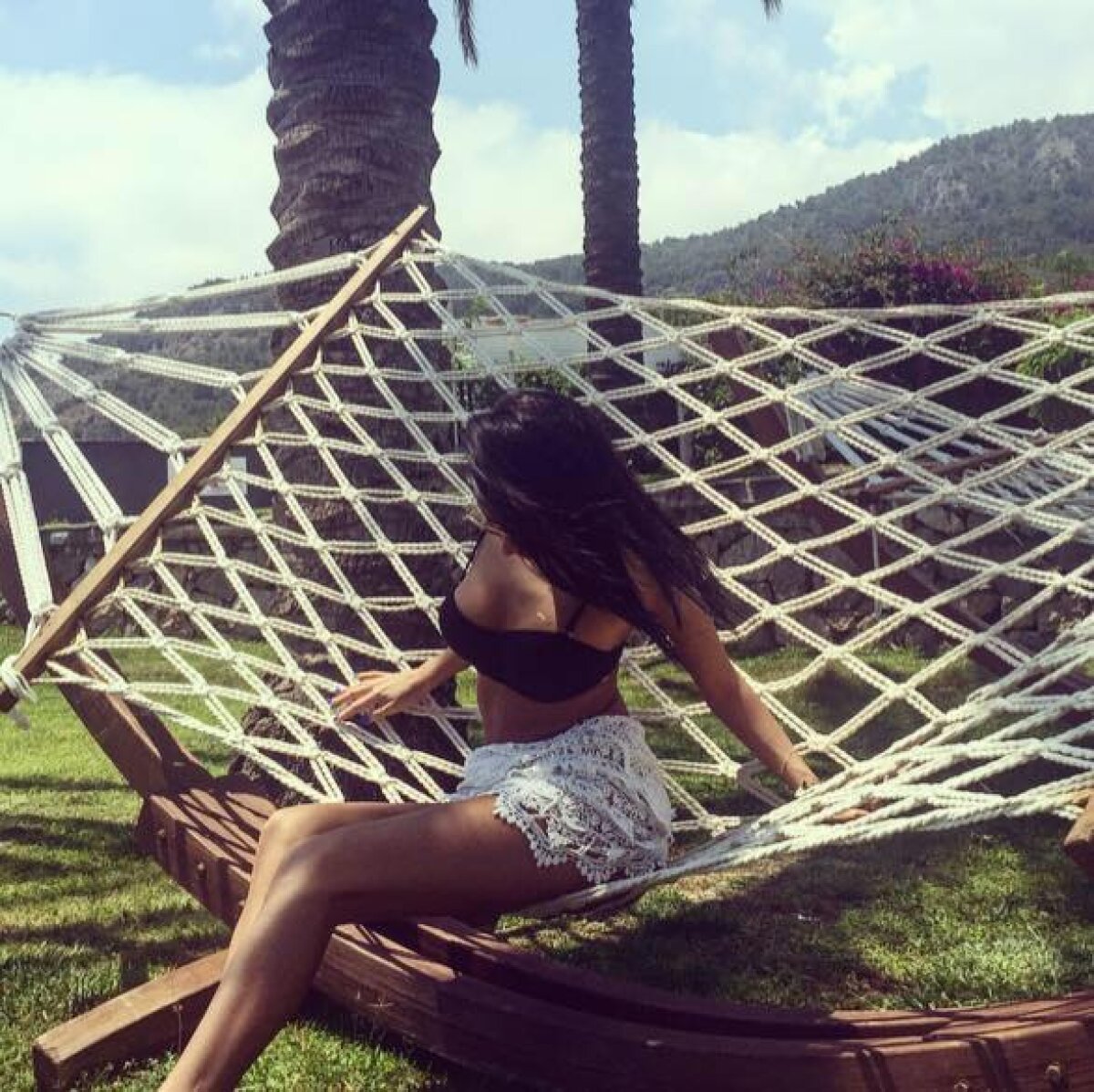 GALERIE FOTO Încă o bombă sexy la Steaua? Jucătorul dorit de Becali are o relație cu o brunetă superbă 