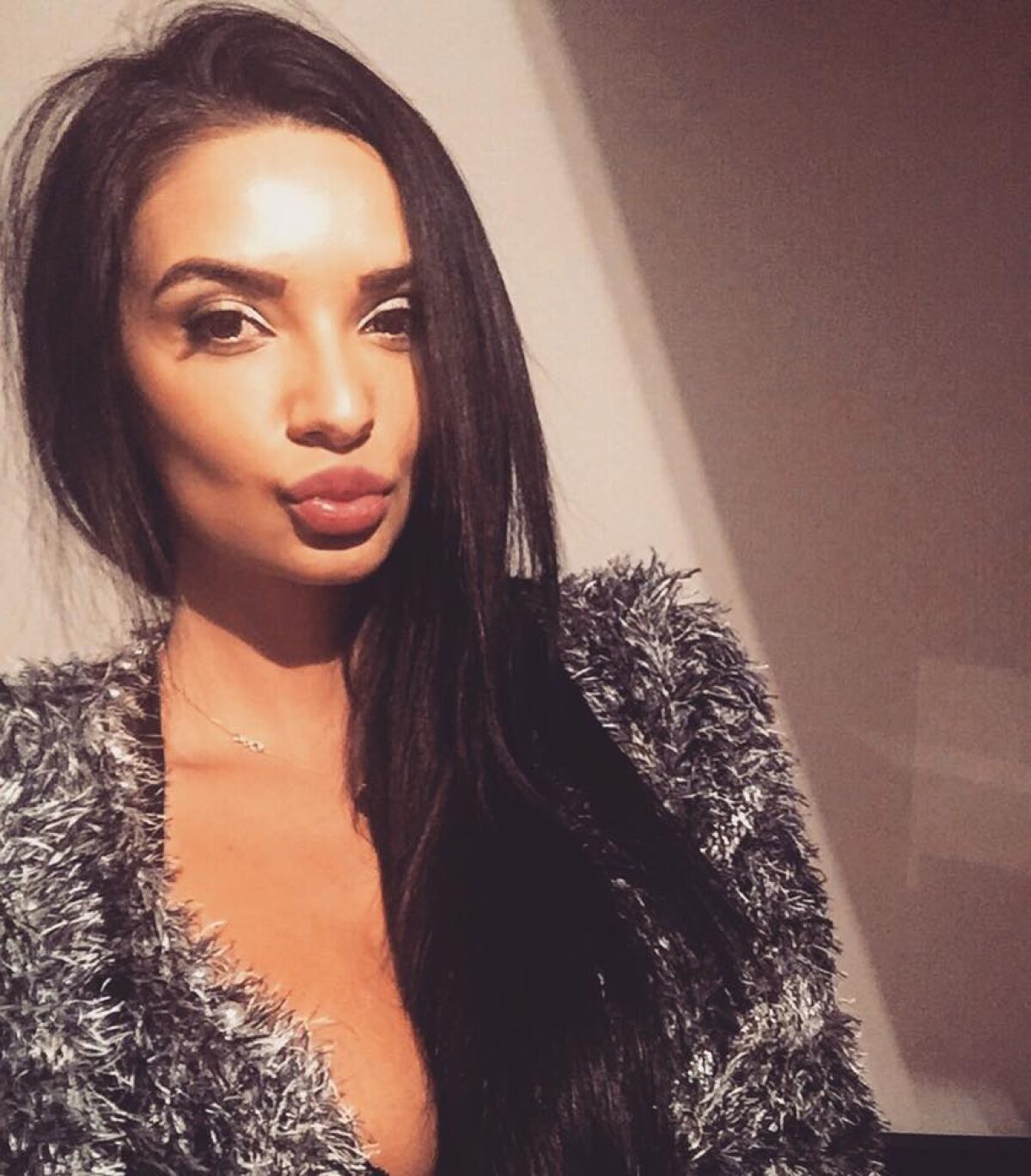 GALERIE FOTO Încă o bombă sexy la Steaua? Jucătorul dorit de Becali are o relație cu o brunetă superbă 