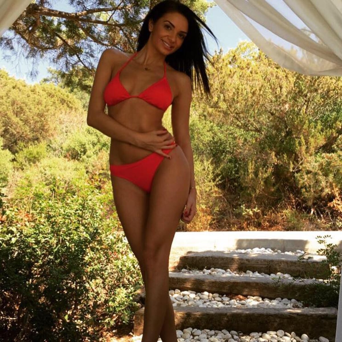 GALERIE FOTO Încă o bombă sexy la Steaua? Jucătorul dorit de Becali are o relație cu o brunetă superbă 