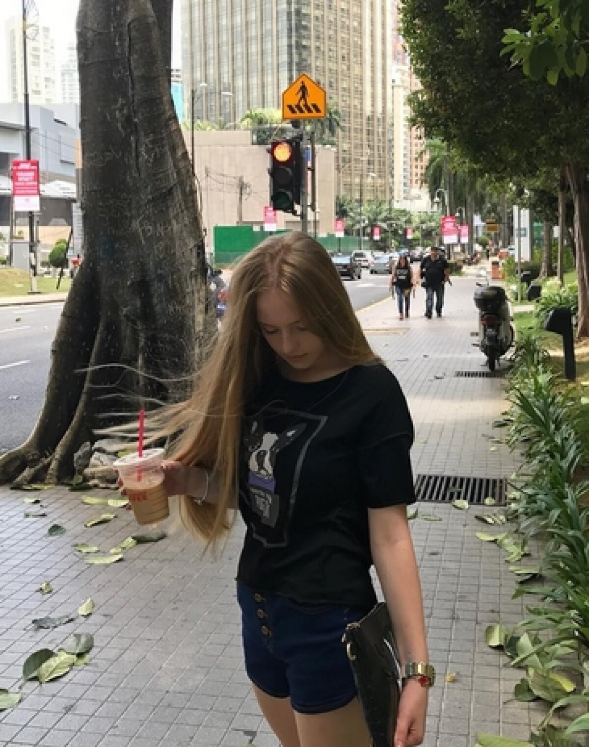 VIDEO&FOTO Elevii au filmat-o în timpul orei și au pus clipul pe net: ”E cea mai sexy profesoară de mate!”