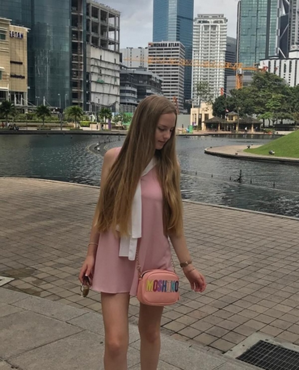 VIDEO&FOTO Elevii au filmat-o în timpul orei și au pus clipul pe net: ”E cea mai sexy profesoară de mate!”