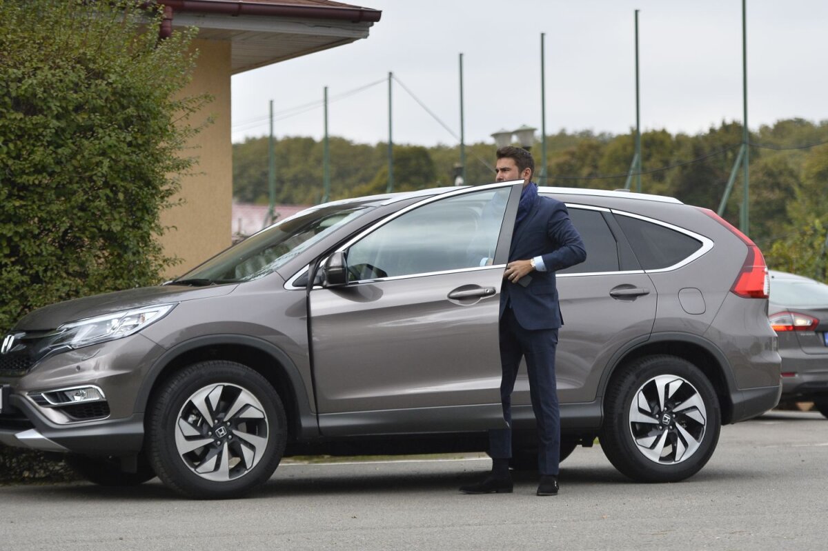 FOTO Like a Boss » Tupeu şi opulenţă:  Mutu a apărut la prima conferință la Dinamo ca la o prezentare de modă: haine și accesorii de 27.000 €!