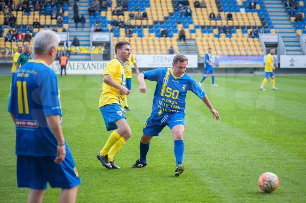 VIDEO + FOTO Atmosferă fantastică pe "Ilie Oană" la sărbătoarea Petrolului! Fanii au celebrat 50 de ani de la victoria cu Liverpool