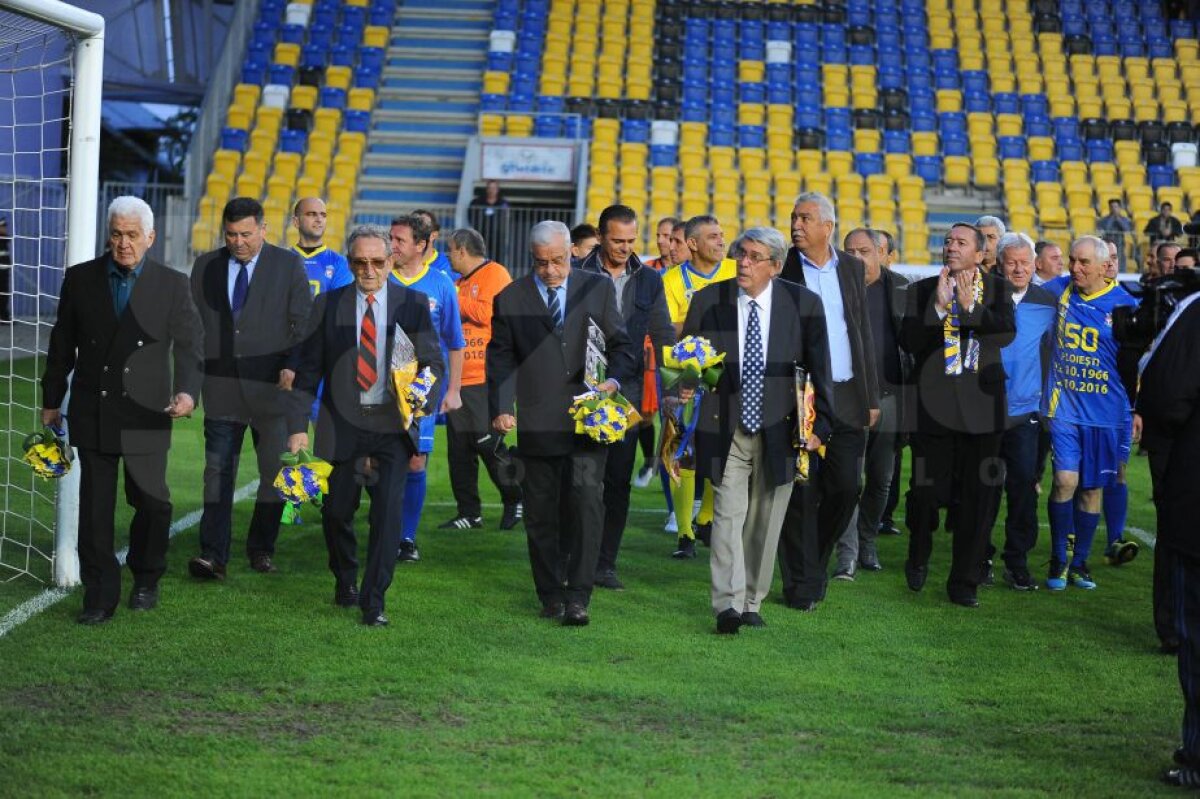 VIDEO + FOTO Atmosferă fantastică pe "Ilie Oană" la sărbătoarea Petrolului! Fanii au celebrat 50 de ani de la victoria cu Liverpool