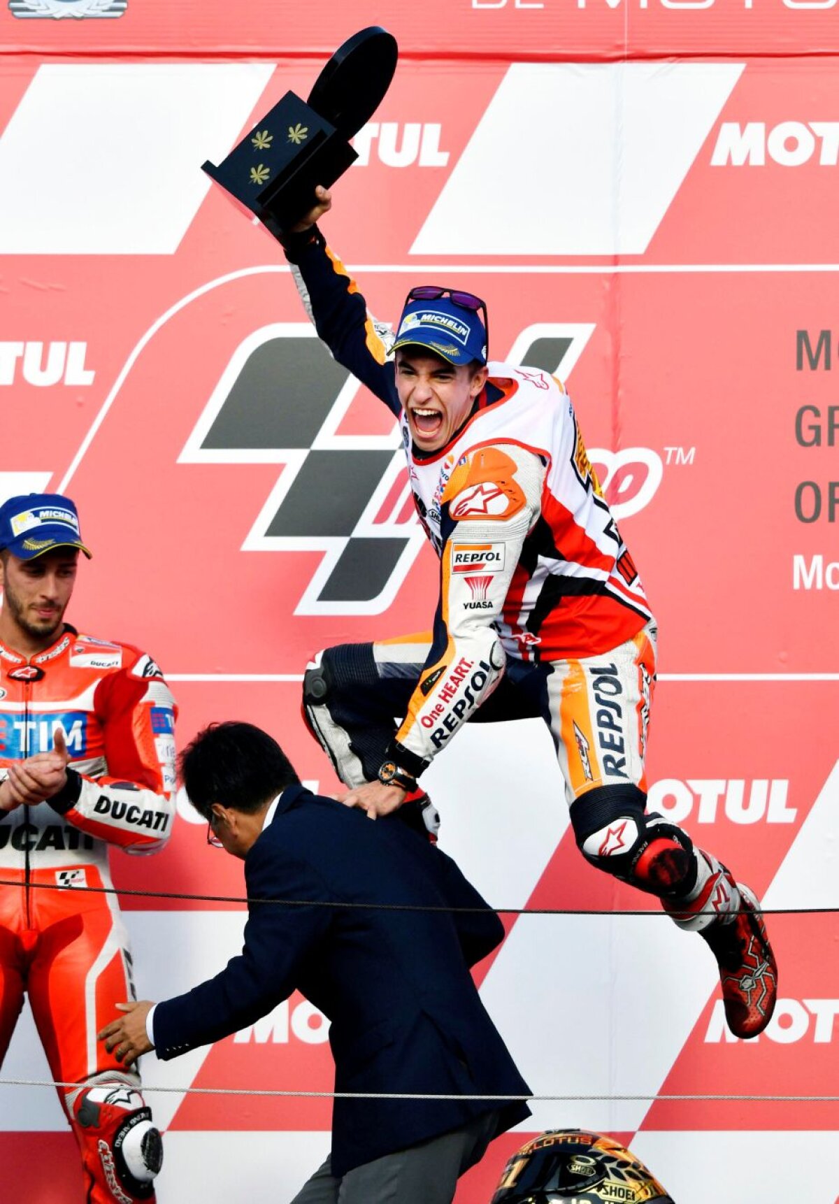 #GIVEME5 » GALERIE FOTO Marc Marquez și-a adjudecat al 5-lea titlu mondial din carieră, al 3-lea la clasa regină, cu 3 etape înainte de finalul sezonului! Piloții Yamaha, Rossi și Lorenzo, la pământ!