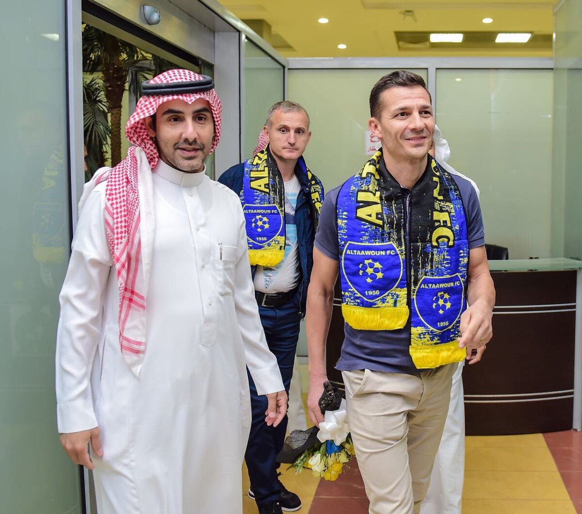 GALERIE FOTO Costel Gâlcă a ajuns în Arabia Saudită! Românul a fost așteptat cu flori de oficialii echipei