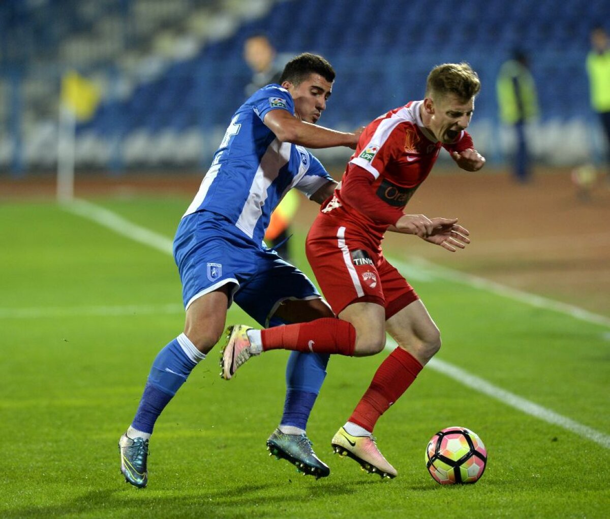 FOTO + VIDEO CS U Craiova o bate pe Dinamo, 2-1, și se apropie la 3 puncte de liderul Steaua » "Câinii" au ajuns la al treilea eșec consecutiv și se scufundă în clasament