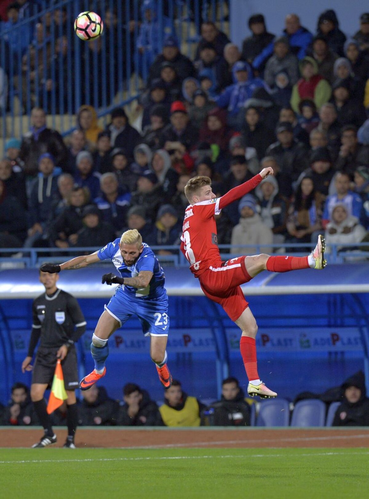 FOTO + VIDEO CS U Craiova o bate pe Dinamo, 2-1, și se apropie la 3 puncte de liderul Steaua » "Câinii" au ajuns la al treilea eșec consecutiv și se scufundă în clasament