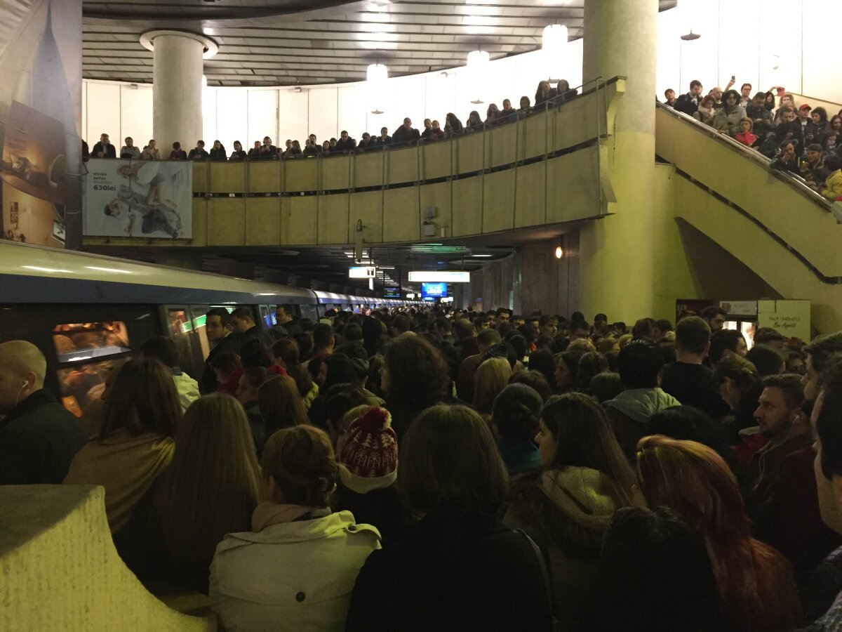 VIDEO&FOTO Așa așteptăm EURO 2020! "Potop" de oameni la metroul din București, imagini INCREDIBILE