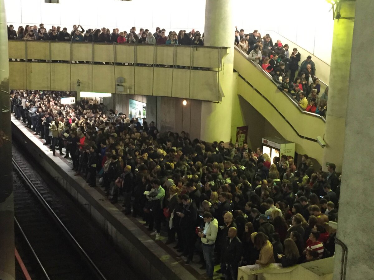 VIDEO&FOTO Așa așteptăm EURO 2020! "Potop" de oameni la metroul din București, imagini INCREDIBILE