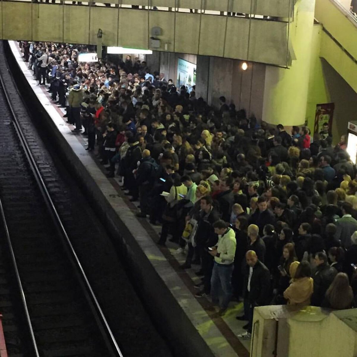 VIDEO&FOTO Așa așteptăm EURO 2020! "Potop" de oameni la metroul din București, imagini INCREDIBILE