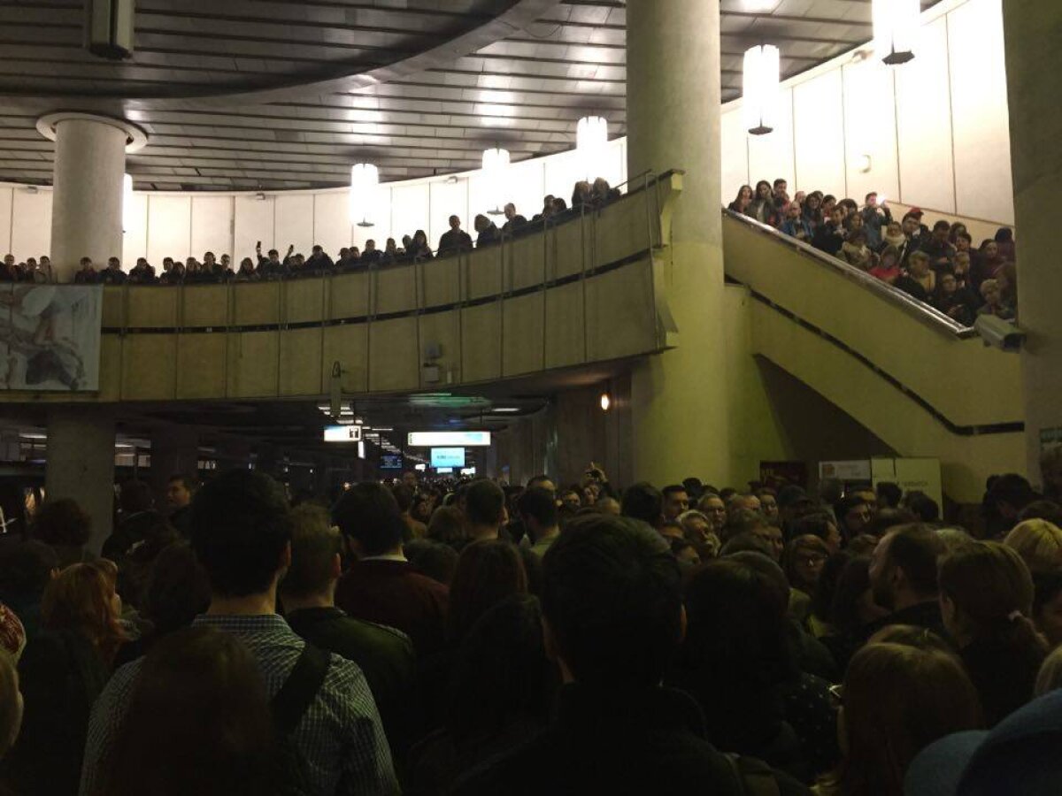 VIDEO&FOTO Așa așteptăm EURO 2020! "Potop" de oameni la metroul din București, imagini INCREDIBILE