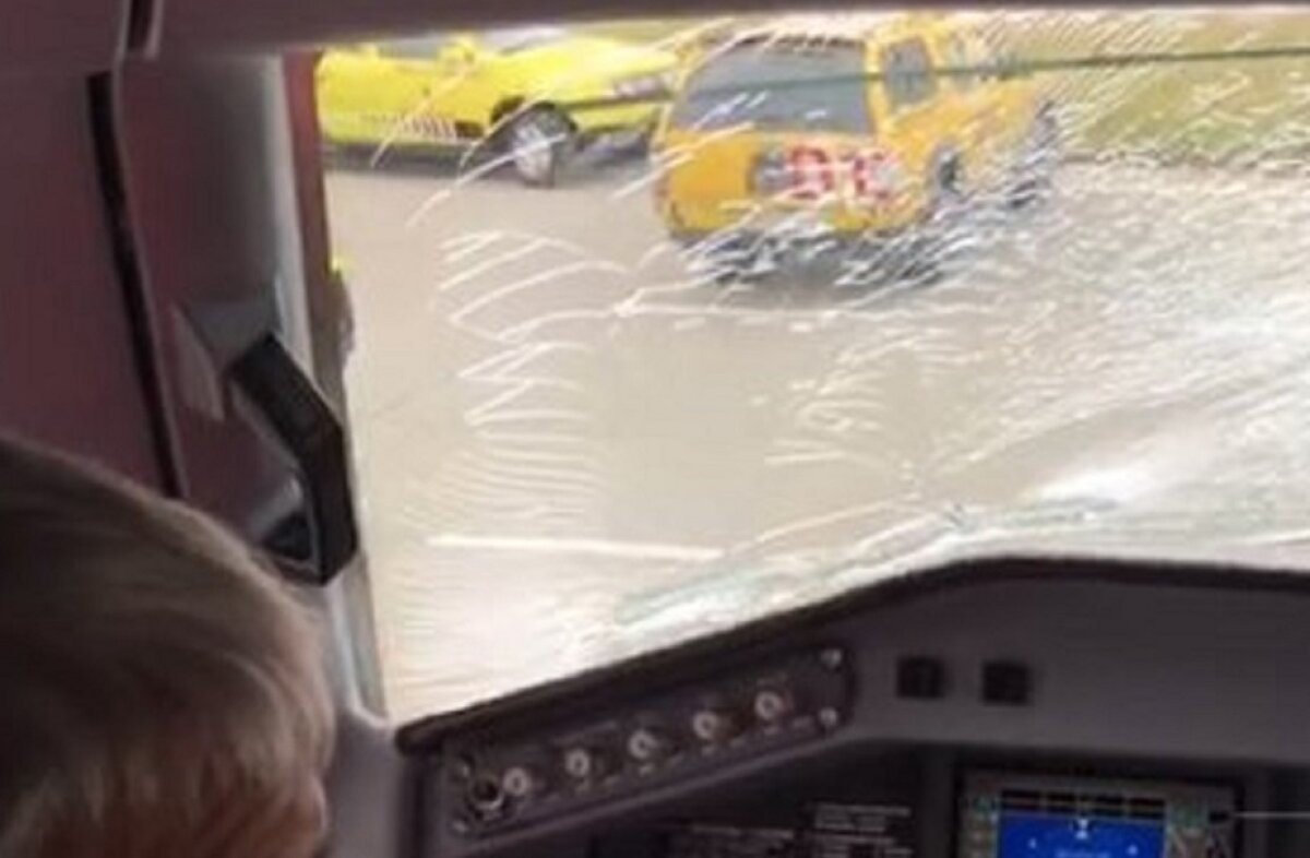 GALERIE FOTO Avionul unei mari echipe din Europa a aterizat de urgenţă la Budapesta!
