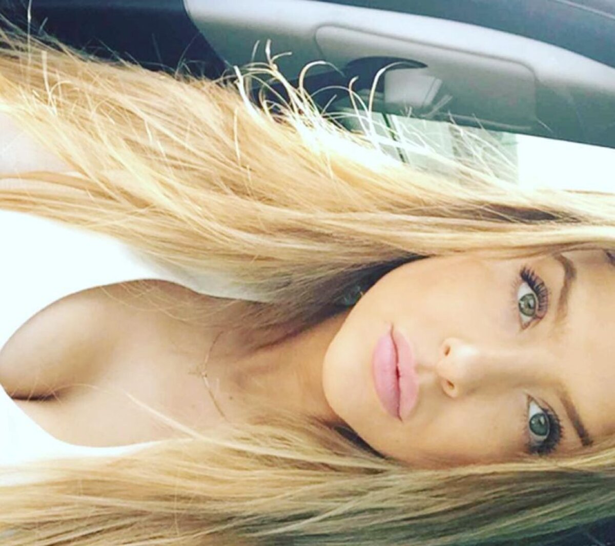 GALERIE FOTO Surpriză de proporții! Ea e BOMBA sexy care se ocupă de paginile de Twitter și Facebook ale lui Ronaldo! Galerie foto incendiară 